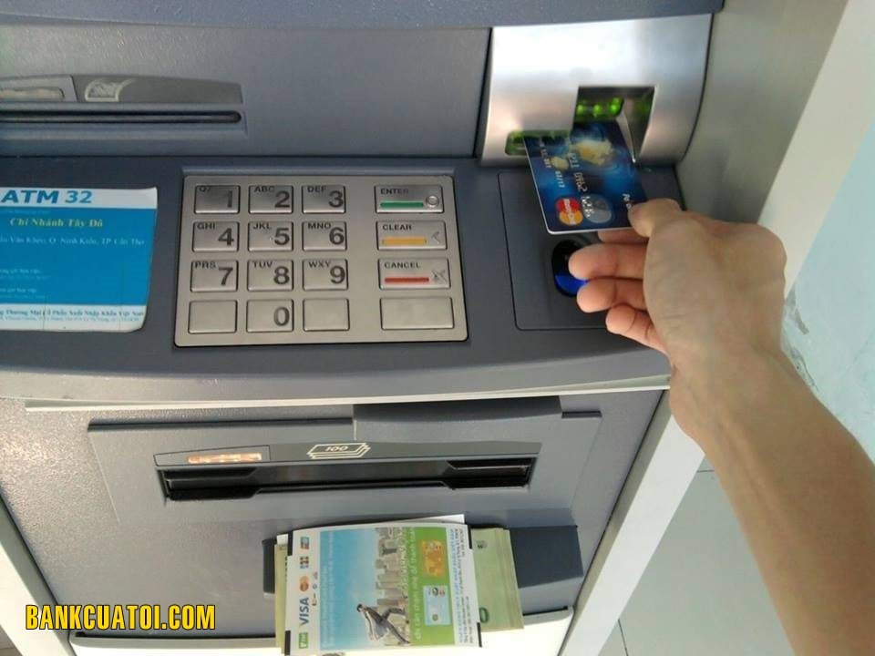 the mastercard vietcombank co rut tien duoc khong